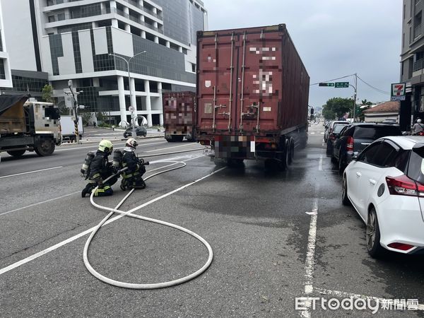 ▲▼台中下午一輛大貨車傳出火燒車，而同路段中午時也有輛聯結車爆胎冒煙。（圖／民眾提供，下同）