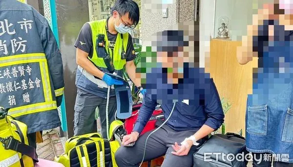 ▲張男到三峽咖啡廳點餐時，手中行動電源突然冒煙起火，警消抵達經火勢熄滅，並經張男送醫治療。（圖／記者陸運陞翻攝）