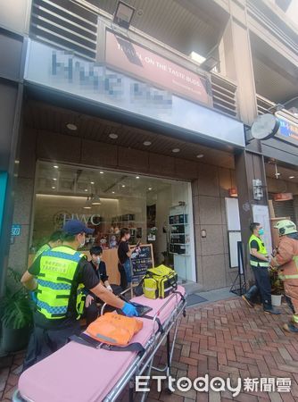 ▲張男到三峽咖啡廳點餐時，手中行動電源突然冒煙起火，警消抵達經火勢熄滅，並經張男送醫治療。（圖／記者陸運陞翻攝）