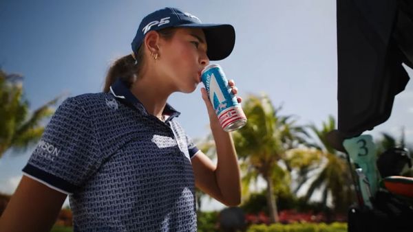 最後凱伊選喝她代言的飲料，「背叛」爺爺。（翻攝畫面）