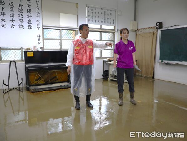 ▲▼ 翁章梁視察竹村國小淹水災情 強調全力支援 力拼開學前復原  。（圖／嘉義縣政府提供）