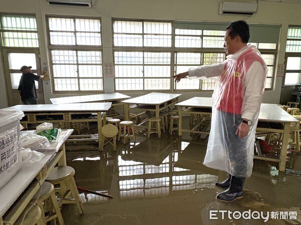 ▲▼ 翁章梁視察竹村國小淹水災情 強調全力支援 力拼開學前復原  。（圖／嘉義縣政府提供）