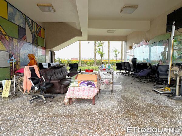 ▲▼ 翁章梁視察竹村國小淹水災情 強調全力支援 力拼開學前復原  。（圖／嘉義縣政府提供）