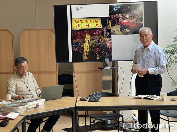 ▲台南吳政憲道長與王李子峰老師、文史與工藝工作者謝奇峰、劉進文等人赴法參與宗教文化論壇，介紹府城信仰文化。（記者林東良翻攝，下同）