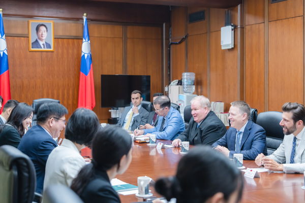 ▲▼外交部長林佳龍28日於外交部接見「保衛民主基金會」（Foundation for Defense of Democracies, FDD）中國計畫主席博明（Matthew Pottinger）訪團。（圖／翻攝外交部長林佳龍臉書）