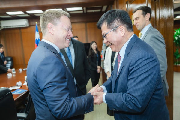 ▲▼外交部長林佳龍28日於外交部接見「保衛民主基金會」（Foundation for Defense of Democracies, FDD）中國計畫主席博明（Matthew Pottinger）訪團。（圖／翻攝外交部長林佳龍臉書）