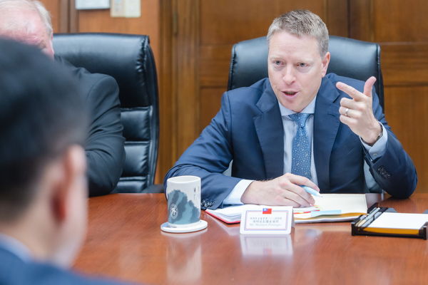 ▲▼外交部長林佳龍28日於外交部接見「保衛民主基金會」（Foundation for Defense of Democracies, FDD）中國計畫主席博明（Matthew Pottinger）訪團。（圖／翻攝外交部長林佳龍臉書）