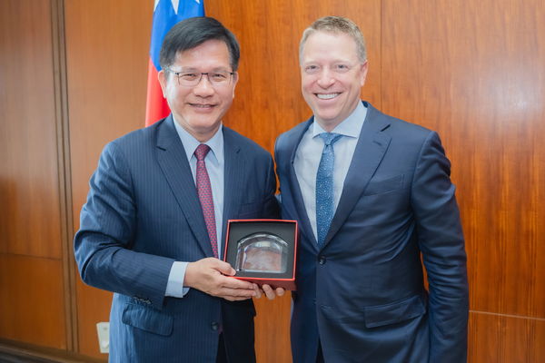 ▲▼外交部長林佳龍28日於外交部接見「保衛民主基金會」（Foundation for Defense of Democracies, FDD）中國計畫主席博明（Matthew Pottinger）訪團。（圖／翻攝外交部長林佳龍臉書）