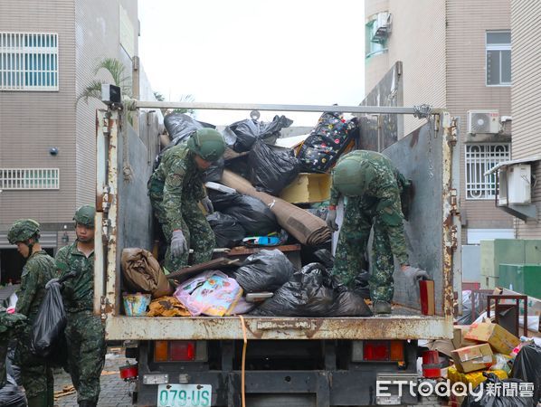 ▲▼ 國軍馳援災區　翁章梁縣長感謝弟兄挺身而出   。（圖／嘉義縣政府提供）