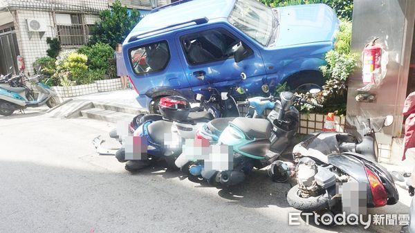 ▲桃園市張姓婦人今天下午2時許駕車由桃園區壽昌街某處社區地下停車場開車來時，突然失控撞上路旁停放8輛機車。（圖／記者沈繼昌翻攝）