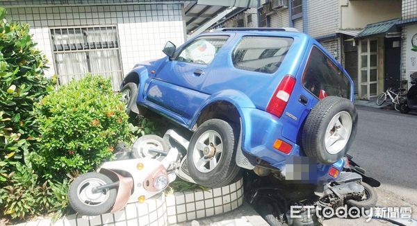 ▲桃園市張姓婦人今天下午駕駛吉普車，卻失控撞上路旁8輛機車。（圖／記者沈繼昌翻攝）