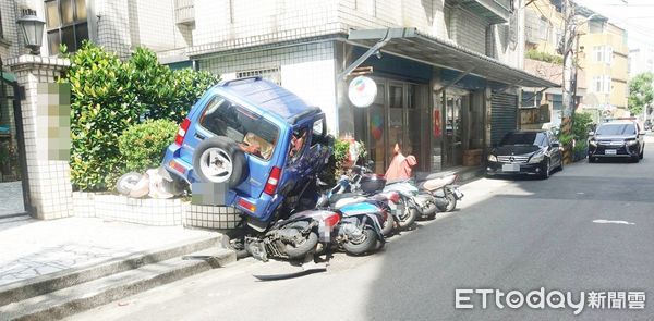 ▲桃園市張姓婦人今天下午駕駛吉普車，失控騎上路旁8輛機車，現場一片凌亂。（圖／記者沈繼昌翻攝）