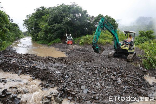 ▲▼高雄山區暴雨釀災，陳其邁前往視察 。（圖／記者賴文萱翻攝）