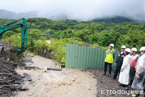 ▲▼高雄山區暴雨釀災，陳其邁前往視察 。（圖／記者賴文萱翻攝）