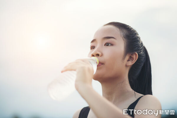 ▲洪秋雅營養師提醒，純水雖甘甜順口，但長期飲用恐缺乏礦物質。（記者林東良翻攝，下同）