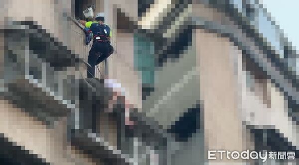 ▲基隆女4樓墜落倒掛遮雨棚。（圖／記者郭世賢翻攝）