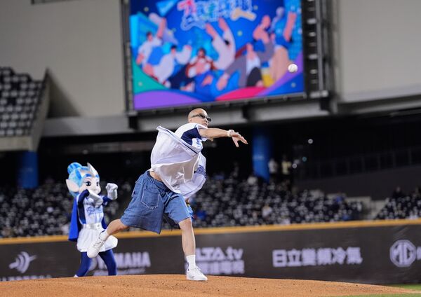 ▲▼金曲歌王呂士軒開球。（圖／富邦悍將提供）