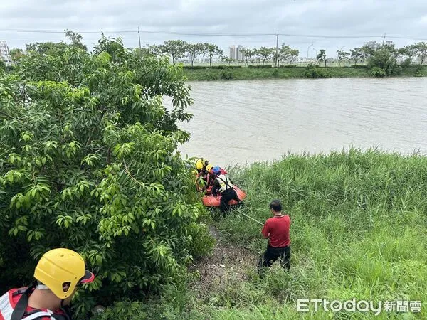 ▲女子站立於海佃三號水門前，消防人員發現異狀，將該女子從水門前移至岸邊安全處，並以送醫評估照護。（圖／記者林東良翻攝，下同）