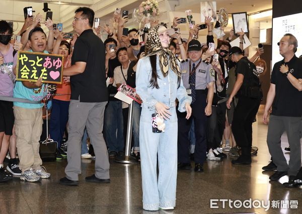 ▲▼   日本天后濱崎步抵達桃園機場（班機JX803） 。（圖／記者黃克翔攝）