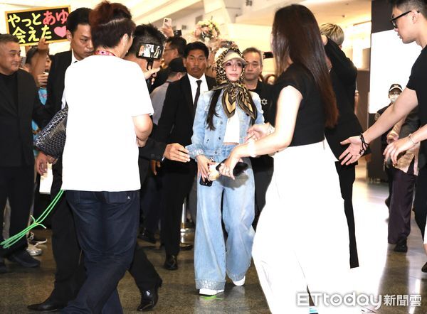 ▲▼   日本天后濱崎步抵達桃園機場（班機JX803） 。（圖／記者黃克翔攝）