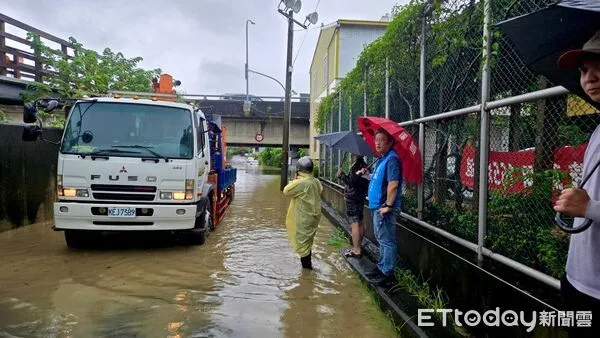▲南投市內外轆淹水成災，立委游顥會同水利署勘災。（圖／立委游顥辦公室提供，下同）