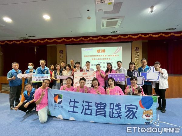 ▲▼   嘉義醫院輔具便利站再獲捐贈助行器-助攻社區照護服務  。（圖／嘉義醫院提供）