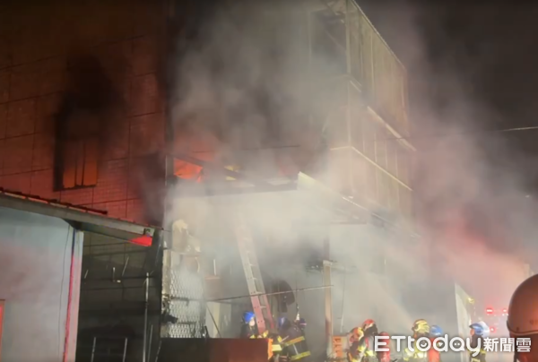 ▲虎尾民宅晚間火警，72歲獨居翁躲陽台獲救。（圖／記者游瓊華翻攝）