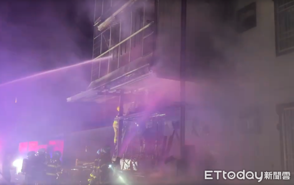 ▲虎尾民宅晚間火警，72歲獨居翁躲陽台獲救。（圖／記者游瓊華翻攝）