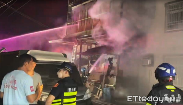 ▲虎尾民宅晚間火警，72歲獨居翁躲陽台獲救。（圖／記者游瓊華翻攝）