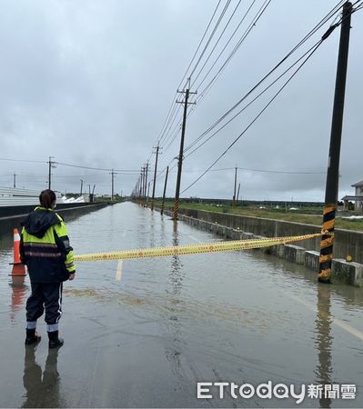 ▲▼  豪雨導致道路積水　布袋警堅守崗位守護行車安全   。（圖／布袋分局提供）