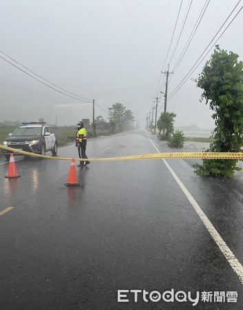 ▲▼  豪雨導致道路積水　布袋警堅守崗位守護行車安全   。（圖／布袋分局提供）