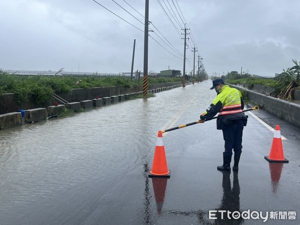 ▲▼  豪雨導致道路積水　布袋警堅守崗位守護行車安全   。（圖／布袋分局提供）