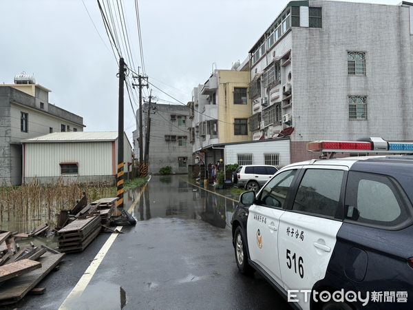 ▲▼ 「穿越積淹水搶分秒　朴子警協助長者脫困獲讚譽」  。（圖／朴子分局提供）