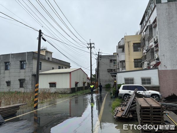 ▲▼ 「穿越積淹水搶分秒　朴子警協助長者脫困獲讚譽」  。（圖／朴子分局提供）