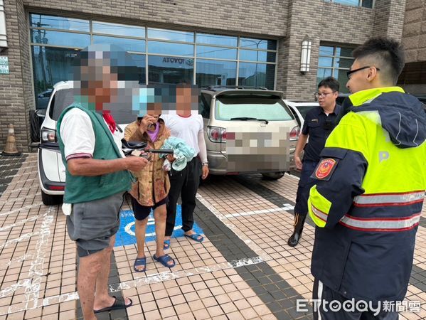 ▲▼ 「穿越積淹水搶分秒　朴子警協助長者脫困獲讚譽」  。（圖／朴子分局提供）