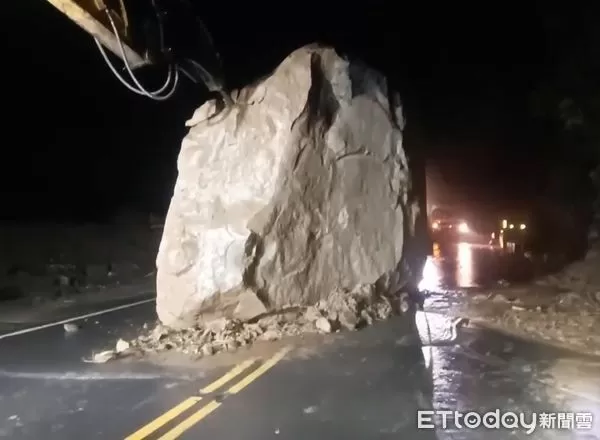 ▲▼   阿里山公路68公里處巨石擋路 。（圖／翻攝自Facebook／阿里山鄒族部落道路資訊）