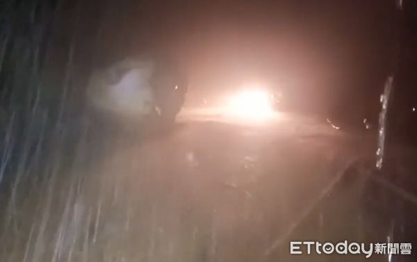 ▲▼   阿里山公路68公里處巨石擋路 。（圖／翻攝自Facebook／阿里山鄒族部落道路資訊）