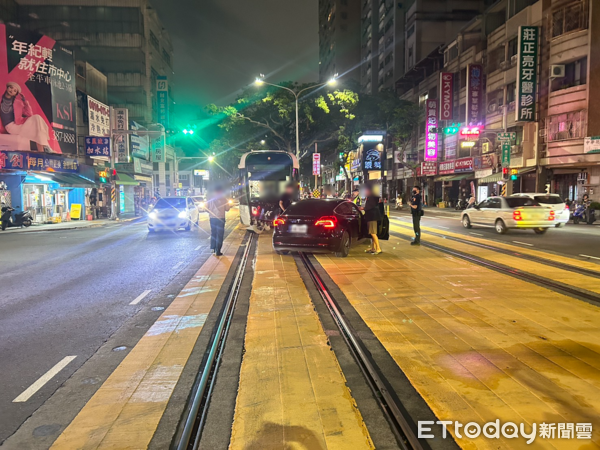 ▲高雄女駕駛違規左轉撞上輕軌，遭依過失妨害舟車行駛罪送辦。（圖／記者吳奕靖翻攝）