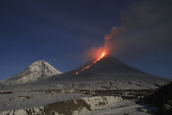 ▲▼2023年10月28日，位於俄羅斯遠東地區堪察加半島北部的克柳切夫火山爆發。（圖／達志影像／美聯社）