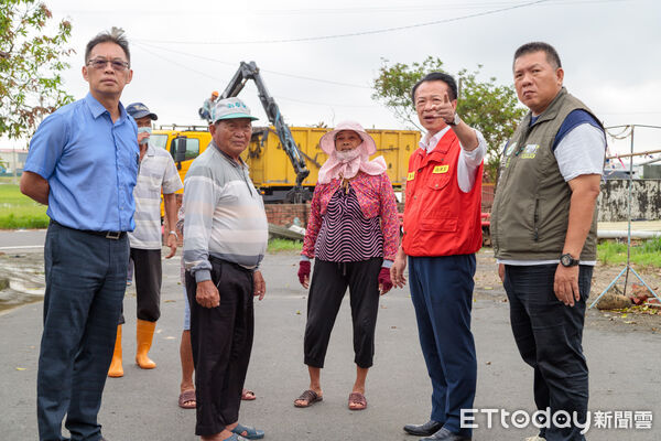 ▲▼    翁章梁關心災後廢棄物清運情形   。（圖／嘉義縣政府提供）