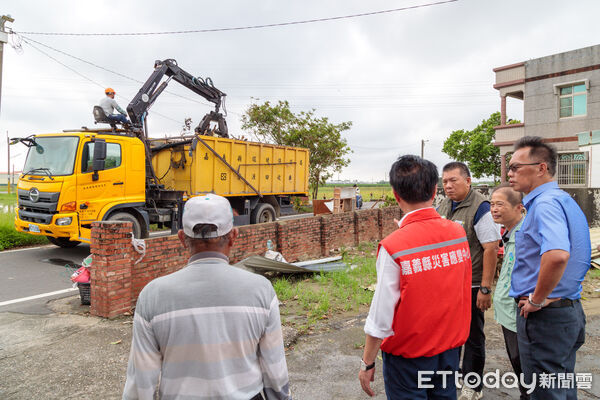 ▲▼    翁章梁關心災後廢棄物清運情形   。（圖／嘉義縣政府提供）