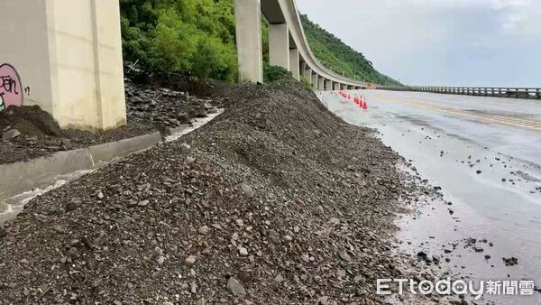 ▲▼      公路單位封閉金崙至多良的南下路段       。（圖／記者楊晨東翻攝）