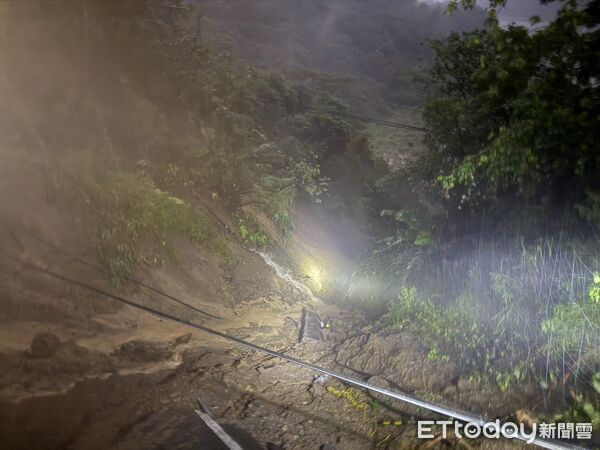 ▲▼高雄市桃源區台20線南橫公路草水路段，受豪雨影響，造成路基流失30公尺。（圖／公路局提供）