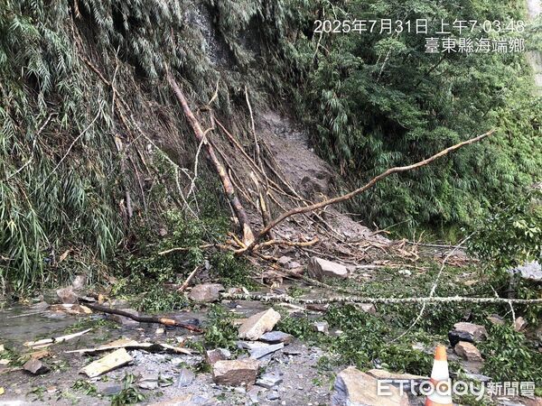 ▲▼台東縣海端鄉台20線南橫公路栗園路段發生邊坡坍方。（圖／公路局提供）