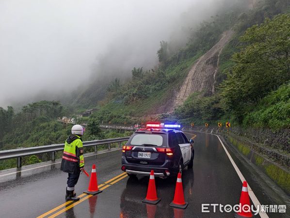 ▲▼  阿里山落石  。（圖／記者翁伊森翻攝）