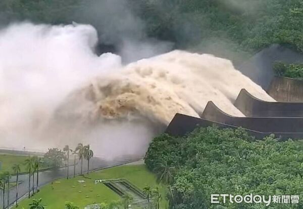 ▲受強降雨影響，曾文水庫集水區雨量破400毫米，水庫啟動大規模洩洪造成下游農損慘重。（記者林東良翻攝，下同）