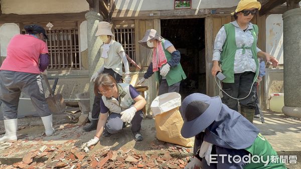 ▲法鼓山志工頂著高溫協助台南下營、鹽水等地獨居長者清理家園，展現無私精神。（記者林東良翻攝，下同）