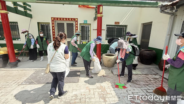 ▲法鼓山志工頂著高溫協助台南下營、鹽水等地獨居長者清理家園，展現無私精神。（記者林東良翻攝，下同）