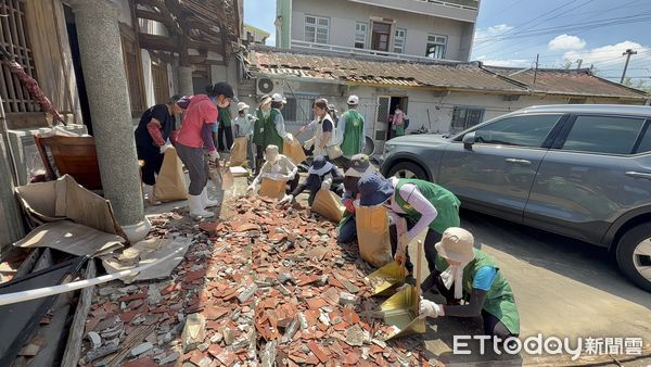 ▲法鼓山志工頂著高溫協助台南下營、鹽水等地獨居長者清理家園，展現無私精神。（記者林東良翻攝，下同）