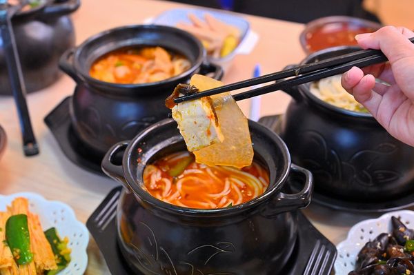 ▲▼川麵道北平店罐罐米線。（圖／部落客橘子狗愛吃糖授權提供）